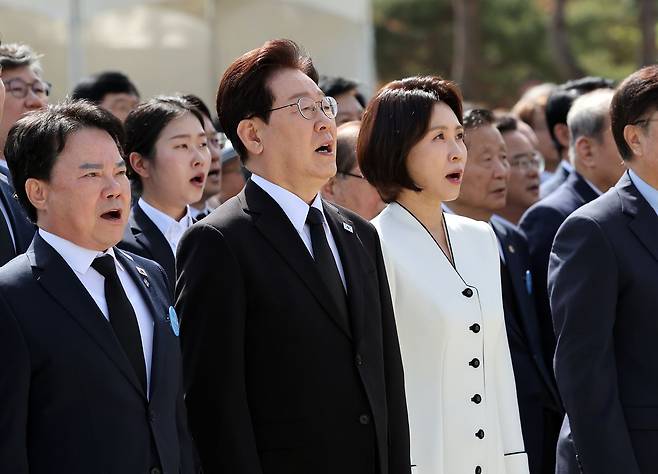 이재명 대통령과 김혜경 여사가 19일 서울 강북구 수유동 국립4·19민주묘지에서 열린 제66주년 4·19혁명 기념식에서 애국가를 제창하고 있다. 뉴스1
