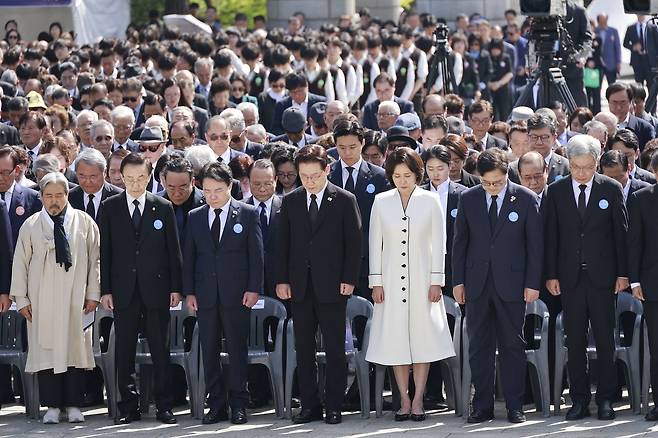 이재명 대통령과 김혜경 여사가 19일 서울 강북구 국립 4·19민주묘지에서 열린 4·19혁명 기념식에서 묵념하고 있다. 연합뉴스