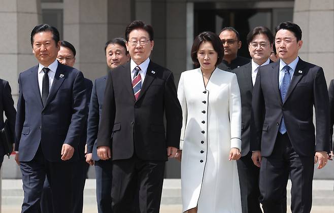 인도·베트남 순방길에 오른 이재명 대통령과 김혜경 여사가 19일 경기 성남 서울공항에서 공군1호기로 이동하고 있다. 뉴스1