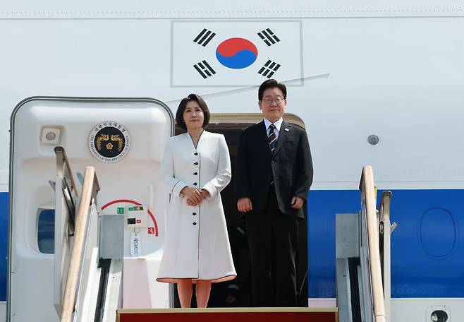 이재명 대통령과 김혜경 여사가 공군 1호기에 탑승하고 있다.