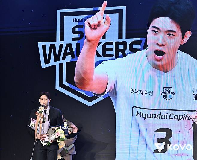 자유계약선수(FA)가 된 세터 황승빈. 베스트7에 뽑힌 황승빈은 원소속팀 현대캐피탈과 협상 중인데 계약조건에 관한 이견 차가 큰 것으로 전해진다. 사진 KOVO