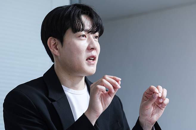 박동호 당연투자자문 대표를 지난 7일 오후 서울 강남구 사무실에서 만났다. 그는 2013년 미래에셋증권 강남본부 PB를 시작으로 골든트리투자자문 세일즈 총괄이사 등을 역임했다. 2019년부터 유튜브 채널 '박곰희TV'를 통해 건강한 자산 운용 방법을 전하며 '연금 1타 강사'로 불린다. 현재 118만명이 구독 중이다. 김경록 기자