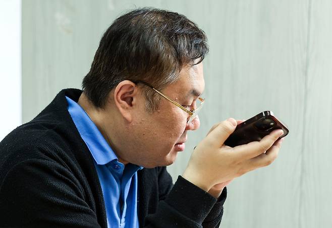 ‘시각장애인 웹접근성 공익소송 재판소원’에 원고로 참여한 시각장애인 지석봉 씨가 15일 오후 서울 관악구에서 중앙일보와 인터뷰 도중 모바일 쇼핑몰에 접속해 이용시 불편함에 관해 설명하고 있다. 김성룡 기자