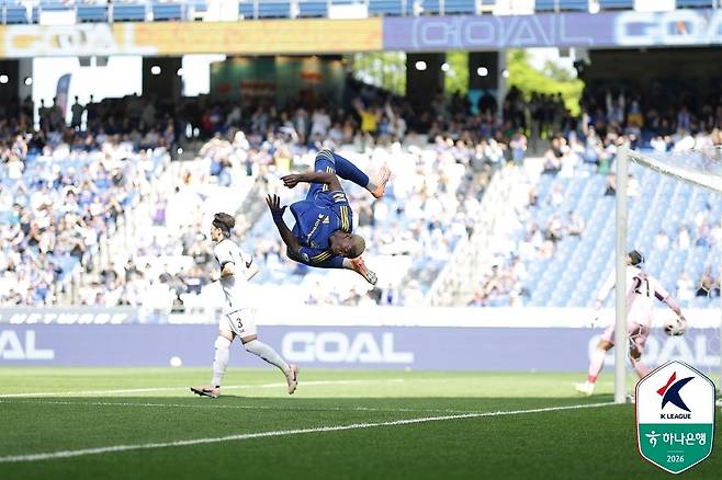 프로축구 울산 공격수 말컹이 특유의 공중제비 세리머니를 펼치고 있다. 사진 프로축구연맹