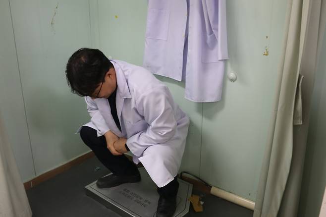 바닥에 카메라가 설치돼 있고, 교도관들은 영상으로 확인한다.