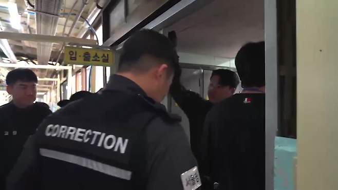 교도소 기동순찰대 조끼 뒷면에는 CORRECTION(교정)이라는 문구가 큼지막하게 적혀있다.