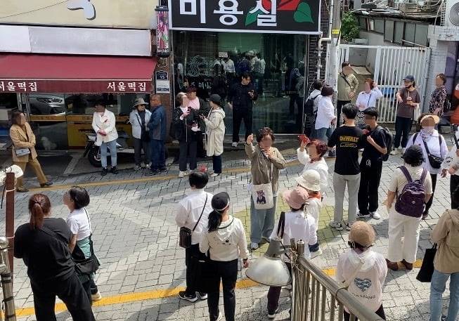 지난 18일 부산 북구 덕천시장에 모여든 한동훈 전 국민의힘 대표 지지자들. / 사진=유튜브 한동훈속보TV 제공