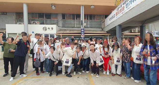 지난 18일 부산 북구 덕천시장에 모인 한동훈 전 국민의힘 대표 지지자들이 기념촬영을 하고 있다. / 사진=한동훈 지지 카페 '위드후니' '부산도토리팀' 제공