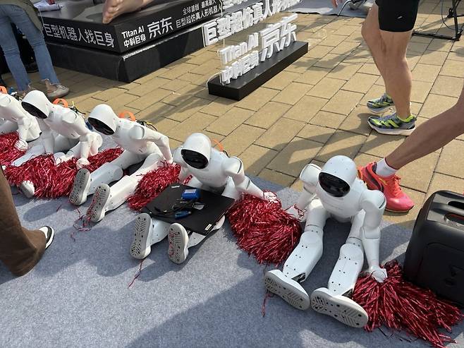 19일 중국 베이징 중심가에서 동남쪽으로 약 20㎞ 떨어진 이좡 경제기술개발지구에서 제2회 휴머노이드(인간형) 로봇 하프 마라톤이 열렸다. 1년 만에 출전 로봇들의 안정성과 경기 기록이 확연히 향상됐다. 베이징=김은정 특파원