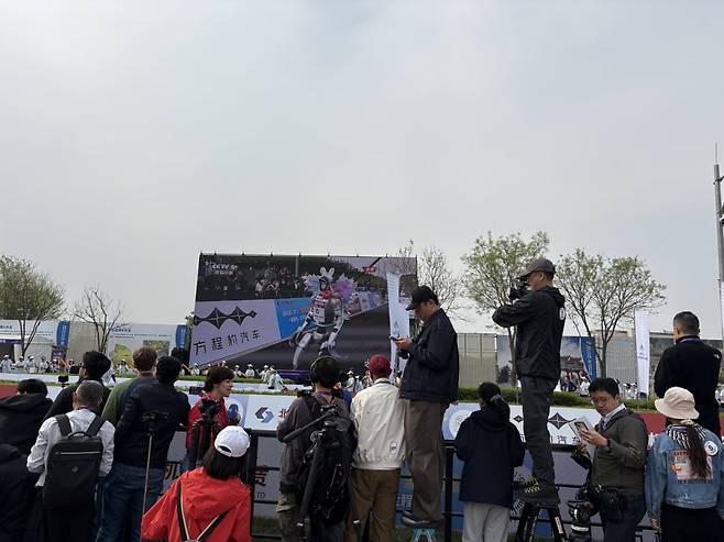 19일 중국 베이징 중심가에서 동남쪽으로 약 20㎞ 떨어진 이좡 경제기술개발지구에서 제2회 휴머노이드(인간형) 로봇 하프 마라톤이 열렸다. 1년 만에 출전 로봇들의 안정성과 경기 기록이 확연히 향상됐다. 베이징=김은정 특파원