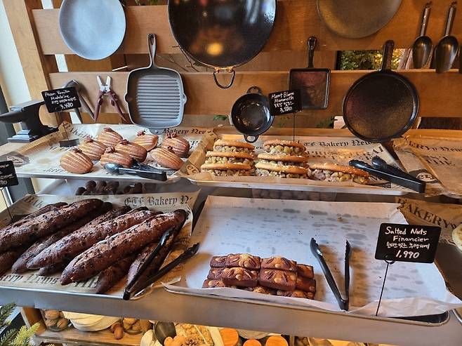 서울 성수동의 한 유명 빵집에 다양한 빵이 진열돼 있다. 사진=박수림 기자