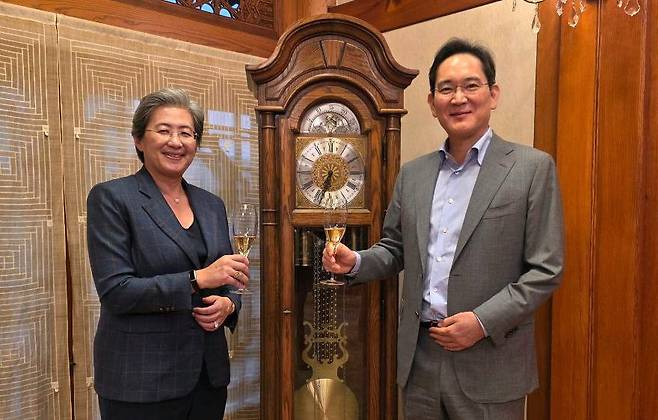 이재용 삼성전자 회장과 리사 수 AMD CEO가 3월 18일 서울 용산구 이태원동 승지원에서 술잔을 들고 기념 촬영하고 있다. 사진=삼성전자