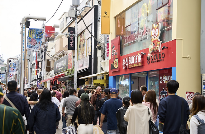 농심이 지난해 6월 일본 도쿄 하라주쿠 다케시타 거리에 문 연 ‘신라면분식’. 다케시타 거리는 일본 패션과 대중문화의 중심지로 알려진 곳으로, 현지 젊은층과 외국인 관광객 등이 주말에만 7만∼10만명 방문한다. 농심 제공