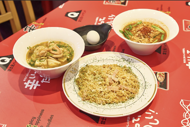 농심이 일본 후지큐 하이랜드와 협업해 신라면과 신라면툼바, 너구리 순한맛을 활용해 선보인 메뉴 3종. 농심 제공