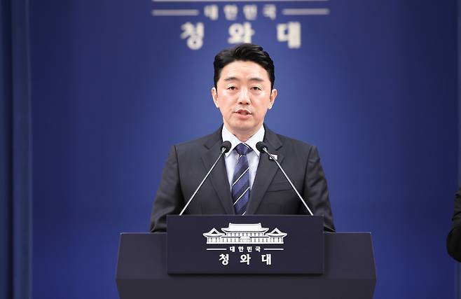 강훈식 대통령비서실장이 19일 청와대 기자회견장에서 이재명 대통령의 국회 특별감찰관 임명 절차 개시 재요청 관련 브리핑을 하고 있다. 청와대통신사진기자단