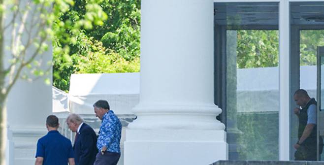 중동특사와 대화하는 트럼프 도널드 트럼프 미국 대통령(가운데)이 18일(현지시간) 워싱턴 백악관에서 스티브 윗코프 중동특사(오른쪽) 등과 대화를 하고 있다. EPA연합뉴스