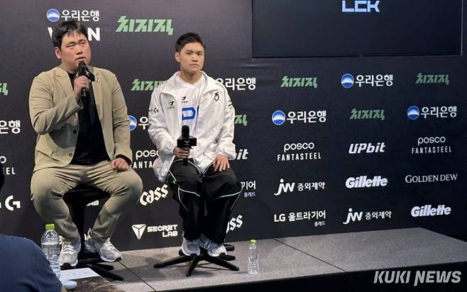 DNS 주영달 감독(왼쪽)과 ‘퀀텀’ 손정환이 18일 오후 7시 서울 종로구 롤파크 LCK 아레나에서 열린 ‘2026 LCK’ 정규시즌 1라운드 경기에서 KT와 경기를 치른 후 기자실에서 취재진과 인터뷰를 하고 있다. 이영재 기자