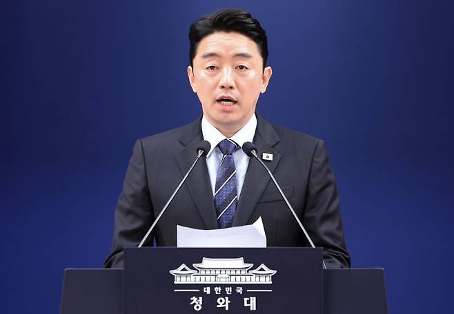 강훈식 비서실장이 19일 청와대에서 국회에 특별감찰관 임명 절차 개시 재요청 관련 이재명 대통령 지시사항 브리핑을 하고 있다. 뉴시스