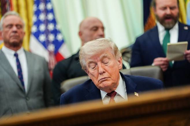 도널드 트럼프 미국 대통령이 18일(현지시간) 미국 워싱턴DC 백악관 집무실에서 이야기를 들으며 눈을 감고 있다. AP연합뉴스