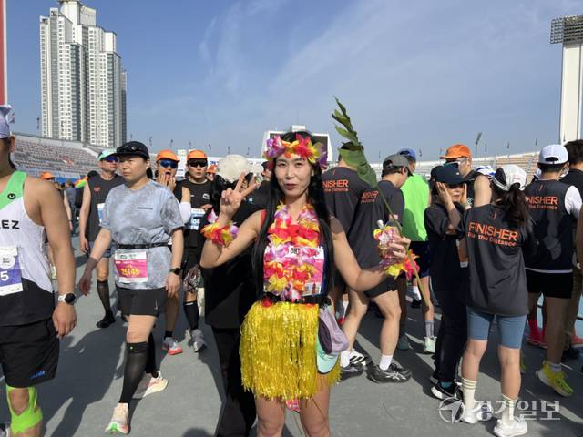 제24회 경기마라톤대회가 19일 수원종합운동장에서 열린 가운데 고미정씨(42)가 이색 복장으로 참가해 눈길을 끌고 있다. 박소민기자