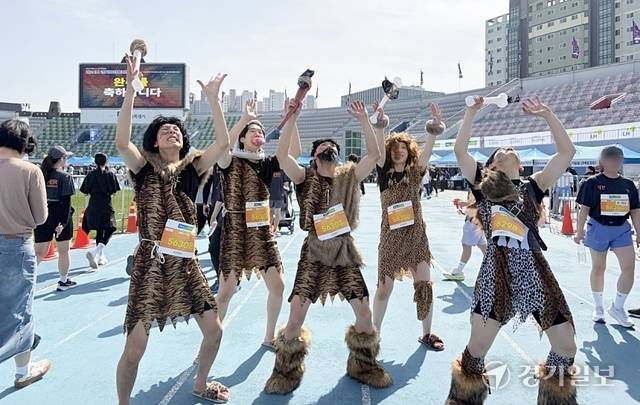 19일 열린 제24회 경기마라톤대회에서 결승선을 통과한 구석기인들이 춤을 추며 환호하고 있다. 허나우기자