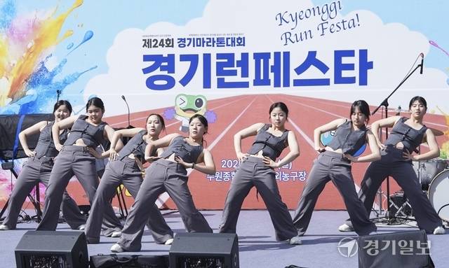 야외농구장에서 열린 '경기런페스타'에서 송탄ST재즈댄스 팀이 멋진 안무와 함께 댄스를 선보이고 있다. 홍기웅기자