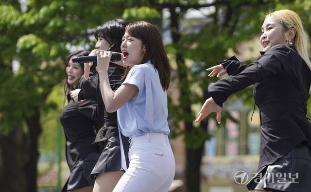 야외농구장에서 열린 '경기런페스타'에서 트로트가수 정다경 멋진 공연을 선보이고 있다. 홍기웅기자