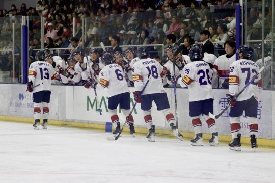 일본에 2연패 한 한국 남자 아이스하키. / 사진=연합뉴스