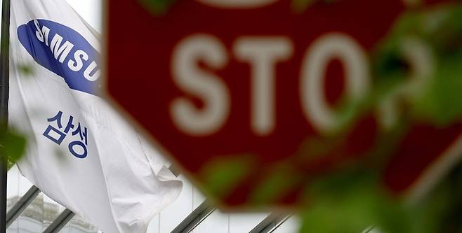 삼성그룹 초기업노동조합 삼성전자 지부 조합원들이 17일 서울 삼성전자 서초사옥 앞에서 과반노조 공식 선언 기자회견을 하는 가운데 삼성전자 사기 앞으로 정지 신호가 보이고 있다. [김호영 기자]