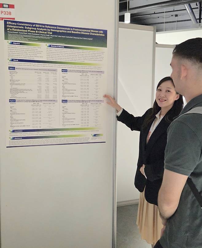 삼성바이오에피스 관계자가 유럽 학회에 참가해 골다공증 치료제 ‘오보덴스’의 임상 3상 후속 연구 결과를 설명하고 있다. [삼성바이오에피스]