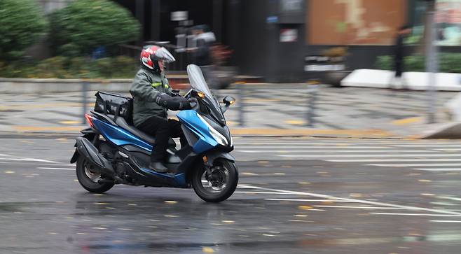 강남 일대에서 배달 라이더가 이동하고 있다. [이승환 기자]