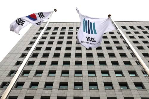 서울 서초구 대검찰청 앞 검찰 깃발이 바람에 흔들리고 있다. [연합뉴스]