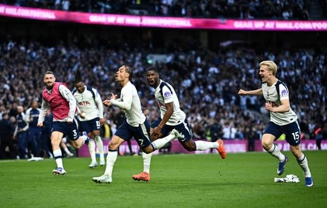 시몬스는 후반 77분 기가 막힌 중거리 슈팅으로 브라이튼의 골문을 열었다. 골대를 강타하며 들어간 골, 시몬스는 곧바로 관중석까지 달려갔고 홈 팬들과 함께 승리를 확신했다. 사진=REUTERS=연합뉴스