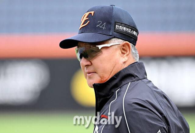 한화 김경문 감독이 14일 오후 대전 한화생명볼파크에서 진행된 '2026 프로야구 KBO리그' 한화이글스와 삼성 라이온즈의 경기전 훈련에서 선수들을 지켜보고 있다./마이데일리