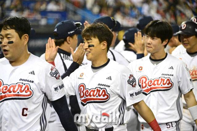 2026년 4월 18일 오후 서울 잠실구장에서 열린 '2026 신한 SOL KBO리그' KIA 타이거즈와 두산 베어스의 경기두산 손아섭이 5-4로 승리한 뒤 기뻐하고 있다./마이데일리