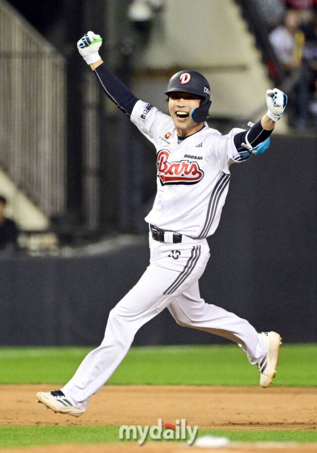2026년 4월 18일 오후 서울 잠실구장에서 열린 '2026 신한 SOL KBO리그' KIA 타이거즈와 두산 베어스의 경기두산 이유찬이 연장 10회말 1사 1.2루서 끝내기 2루타를 친 뒤 기뻐하고 있다. 두산이 5-4로 승리했다./마이데일리