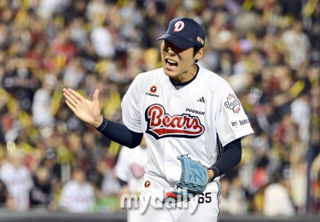 2026년 4월 18일 오후 서울 잠실구장에서 열린 '2026 신한 SOL KBO리그' KIA 타이거즈와 두산 베어스의 경기두산 윤태호가 10회초 무사 만루 위기를 넘긴 뒤 포효하고 있다./마이데일리