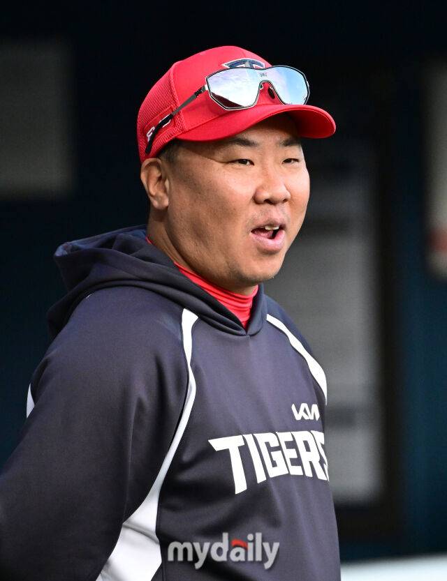 2026년 4월 17일 오후 서울 잠실구장에서 열린 '2026 신한 SOL KBO리그' KIA 타이거즈와 두산 베어스의 경기KIA 이범호 감독이 환하게 웃고 있다./마이데일리