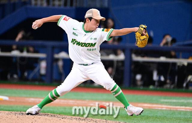 2025년 7월 23일 오후 서울 고척스카이돔에서 열린 '2025 신한 SOL뱅크 KBO 리그' 롯데 자이언츠와 키움 히어로즈의 경기. 키움 김연주가 9회초 역투하고 있다./마이데일리