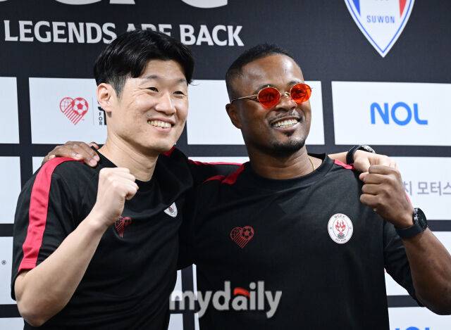 박지성과 파트리스 에브라가 19일 오후 경기도 수원월드컵경기장에서 진행되는 OGFC- 수원삼성 블루윙즈 레전드 매치 ‘OGFC: THE LEGENDS ARE BACK’ 기자회견에서 포즈를 취하고 있다.OGFC는 박지성, 리오 퍼디난드, 라이언 긱스, 파트리스 에브라 등 프리미어리그 황금기를 대표하는 레전드들이 축구 콘텐츠·이벤트 제작사 슛포러브와 함께 결성한 신생 독립팀이다./수원월드컵경기장=곽경훈 기자