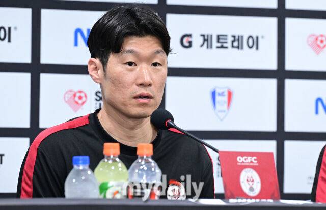 박지성이 19일 오후 경기도 수원월드컵경기장에서 진행되는 OGFC- 수원삼성 블루윙즈 레전드 매치 ‘OGFC: THE LEGENDS ARE BACK’ 기자회견에서 취재진의 질문에 답하고 있다.OGFC는 박지성, 리오 퍼디난드, 라이언 긱스, 파트리스 에브라 등 프리미어리그 황금기를 대표하는 레전드들이 축구 콘텐츠·이벤트 제작사 슛포러브와 함께 결성한 신생 독립팀이다./수원월드컵경기장=곽경훈 기자