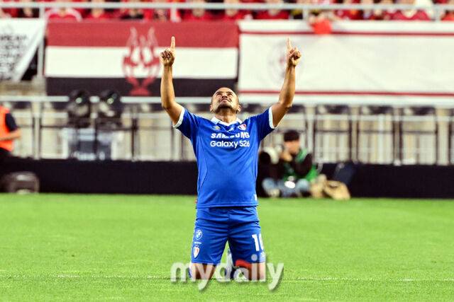 산토스가 19일 오후 경기도 수원월드컵경기장에서 진행되는 OGFC- 수원삼성 블루윙즈 레전드 매치 ‘OGFC: THE LEGENDS ARE BACK’ 경기에서 선제골을 넣은 뒤 기뻐하고 있다.OGFC는 박지성, 리오 퍼디난드, 라이언 긱스, 파트리스 에브라 등 프리미어리그 황금기를 대표하는 레전드들이 축구 콘텐츠·이벤트 제작사 슛포러브와 함께 결성한 신생 독립팀이다./수원월드컵경기장=곽경훈 기자