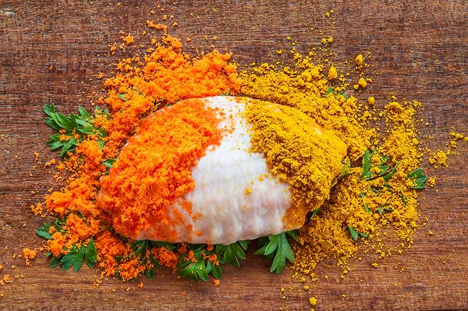 강황가루를 뿌린 닭고기 [123RF]