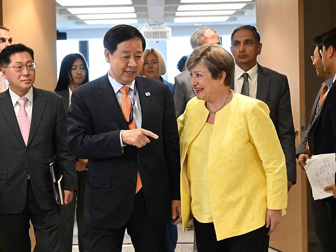 주요 20개국(G20) 재무장관회의 및 국제통화기금(IMF)·세계은행(WB) 춘계회의 참석차 미국 워싱턴D.C.를 방문 중인 구윤철 부총리 겸 재정경제부 장관이 17일(현지시간) IMF에서 크리스탈 오르기에바 총재와 만나 대화를 나누고 있다. [재정경제부 제공]