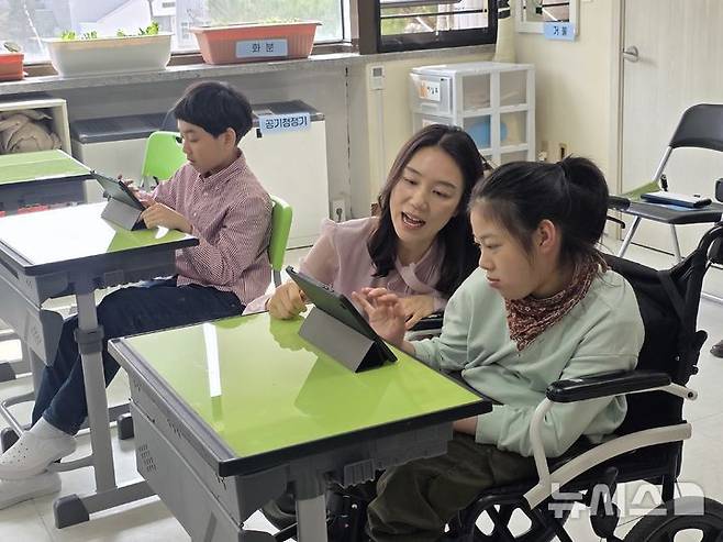 [평택=뉴시스] 정예빈 기자 = 지난 3일 경기 평택 동방학교 6학년 2반 교실에서 교사와 학생들이 '특수교육 인공지능(AI)·디지털 교육자료'를 활용한 활동을 진행하고 있다. 2026.04.03. 5757@newsis.com