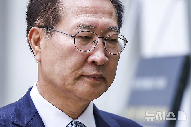 [서울=뉴시스] 정병혁 기자 = 서울중앙지법 형사합의33부(부장판사 이진관)는 24일 내란 중요임무 종사 등 혐의로 기소된 박성재 전 장관과 위증 혐의로 기소된 이완규 전 법제처장의 1심 속행공판을 진행한다. 사진은 박 전 장관이 지난달 31일 서울 서초구 서울중앙지방법원에서 열린 이종섭 호주대사 도피 의혹 관련 첫 공판에 출석하는 모습. 2026.04.19. jhope@newsis.com