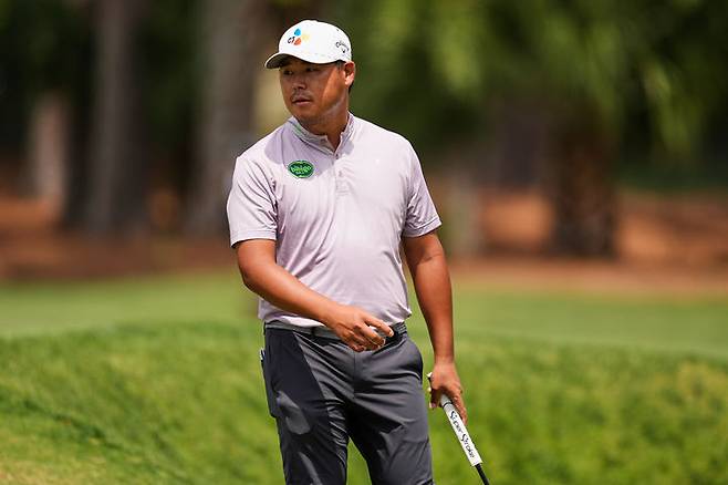 [힐턴헤드아일랜드=AP/뉴시스] 김시우가 18일(현지 시간) 미 사우스캐롤라이나주 힐턴헤드아일랜드 하버타운 골프링크스에서 열린 미국프로골프(PGA) 투어 RBC 헤리티지 3라운드 2번 그린에서 이동하고 있다. 전날 공동 7위였던 김시우는 중간 합계 13언더파 200타로 공동 3위로 올라섰다. 2026.04.19.