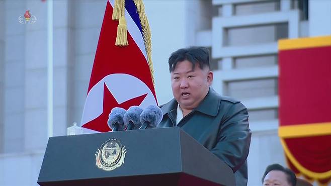 [서울=뉴시스] 북한 조선중앙TV는 김정은 국무위원장이 지난 18일 평양에서 열린 '600㎜대구경방사포 증정식'에 참석했다고 19일 보도했다.한미 군 당국은 북한의 600㎜초대형방사포(KN-25)를 단거리탄도미사일(SRBM)로 분류하고 있다. 이는 한반도 전역을 사정권에 두며, 북한은 전술 핵탄두를 탑재할 수 있다고 주장해왔다. (사진=조선중앙TV 캡처) 2026.02.19. photo@newsis.com *재판매 및 DB 금지