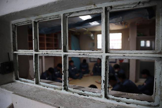 [안양=뉴시스] 올해로 꼬박 예순셋인 A씨는 오늘도 온몸에서 이상 신호를 보인다. 1963년생인 '산송장' A씨의 이름은 안양교도소. 전국 58개 교정시설 중 최고령이다. 사진은 안양교도소 혼거실. (사진=법무부 제공). 2026.04.19. photo@newsis.com. *재판매 및 DB 금지