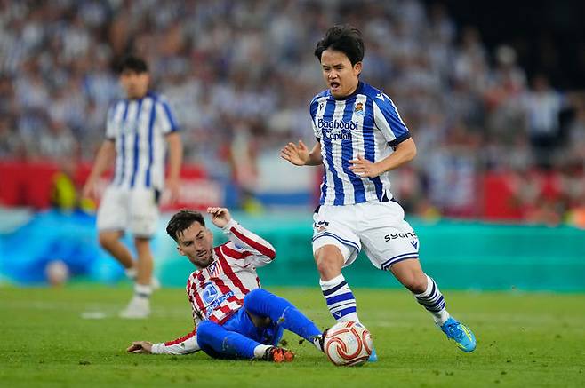 [세비야=AP/뉴시스] 레알 소시에다드의 쿠보 다케후사(오른쪽)가 18일(현지 시간) 스페인 세비야의 에스타디오 라 카르투하 데 세비야에서 열린 2025-26 스페인 코파 델 레이(국왕컵) 결승 아틀레티코 마드리드와 경기 중 공을 다투고 있다. 레알 소시에다드는 2-2 무승부를 기록해 승부차기 끝에 4-3으로 승리하고 우승컵을 들어 올렸다. 2026.04.19.